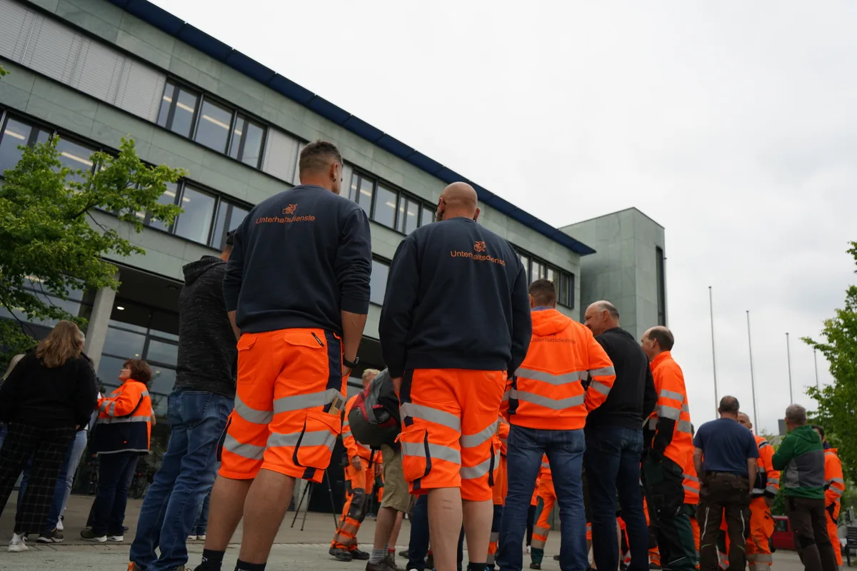 Eine Gruppe von Menschen steht vor dem Stadthaus Dübendorf.